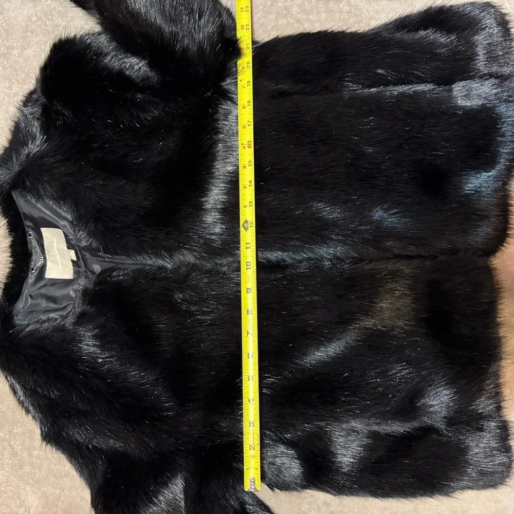 Banana Republic Black Faux Elegant Fur. - Picture 2 of 5